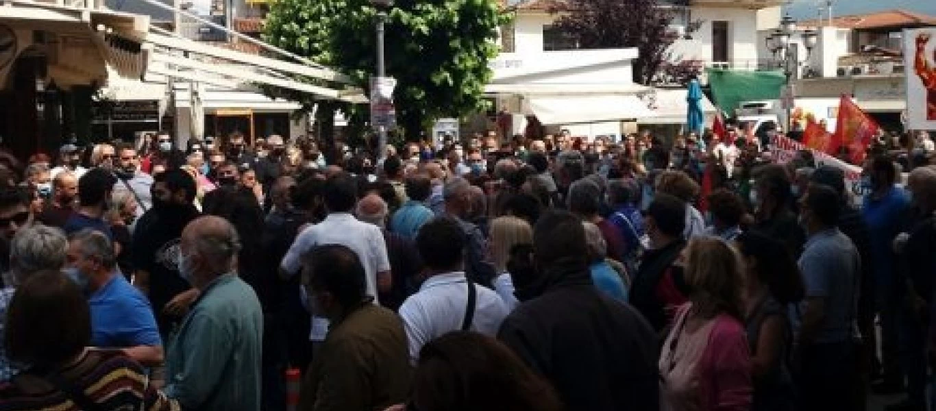 Ιωάννινα: Ένταση και μικροσυμπλοκές στην συγκέντρωση - Χτύπησαν τον πρώην βουλευτή του ΣΥΡΙΖΑ Χ.Μαντά